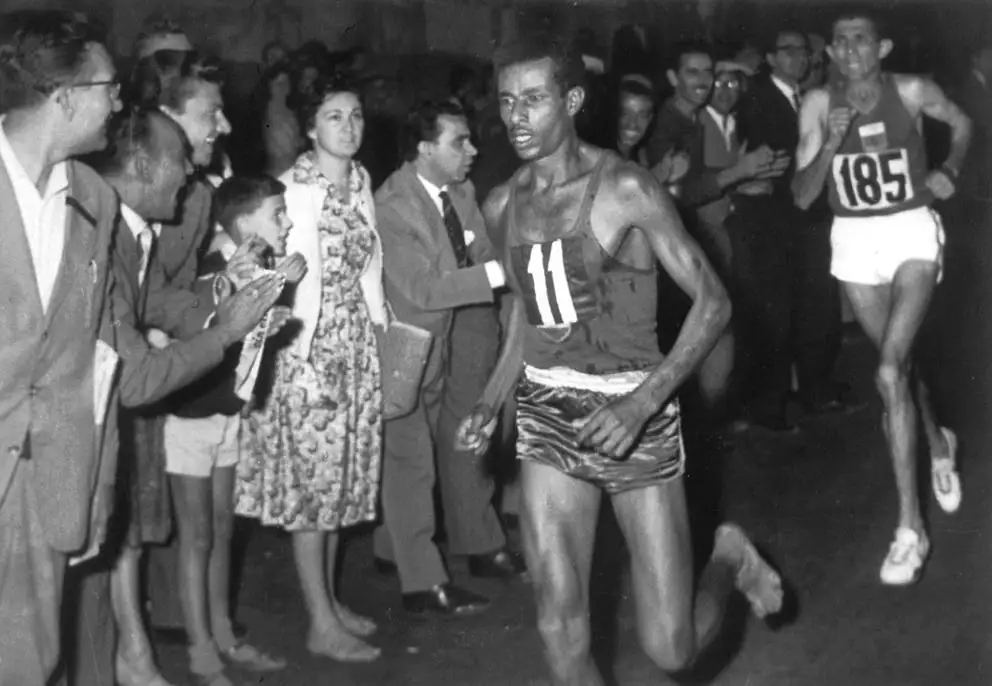 Abebe Bikila corriendo descalzo el maratón olímpico de Roma en 1960