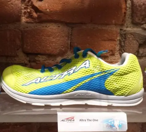 Zapatilla Altra The One, un modelo de drop cero, en una tienda especializada