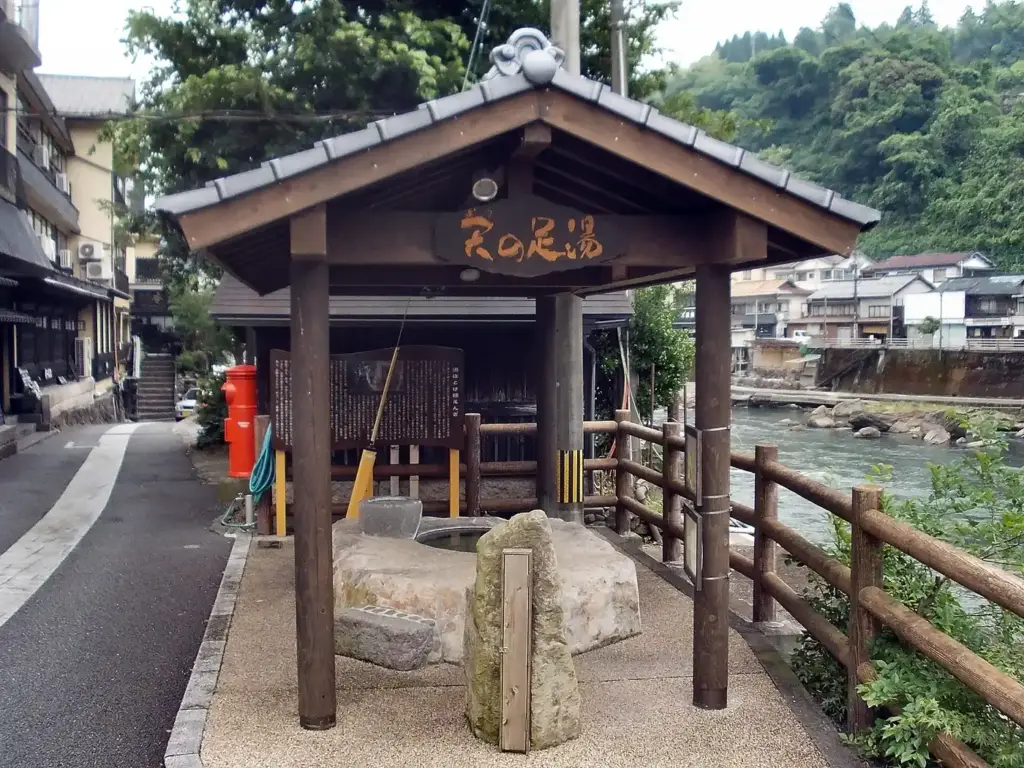 Ama no Ashiyu, baño de pies público y gratuito en las termas de Amagase, en Hita (Japón), bajo un tejadillo de madera junto al río