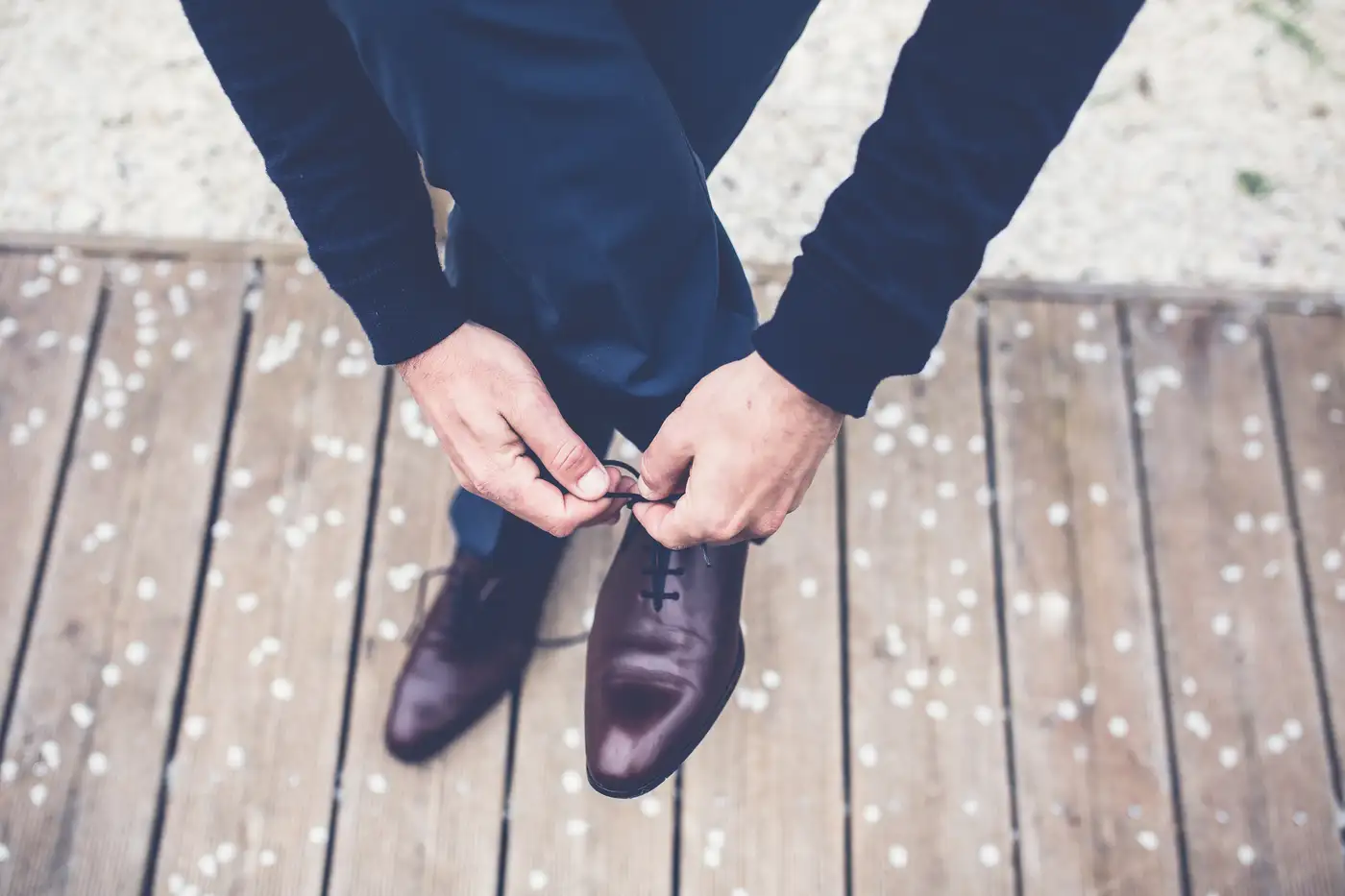 Hombre atándose los cordones de unos zapatos de piel