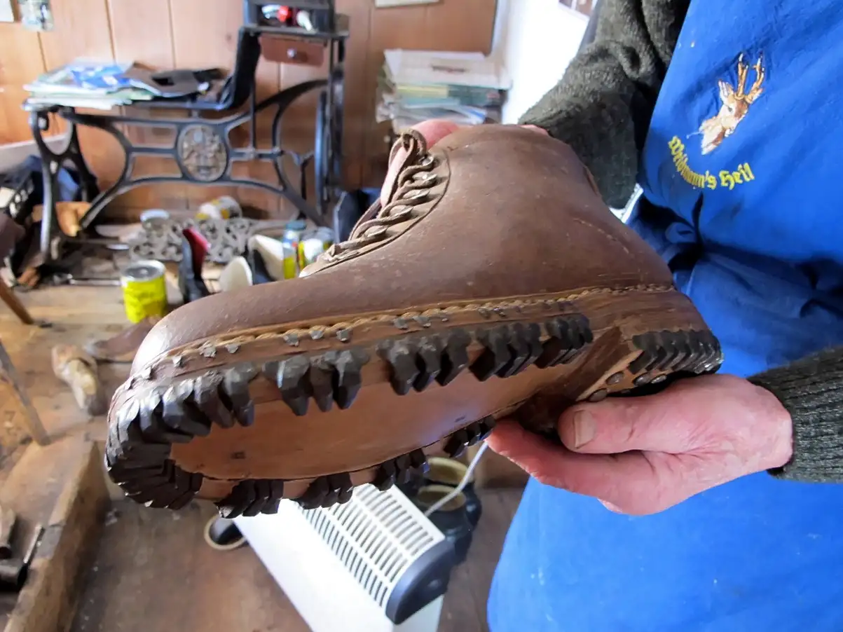 Bota de montaña de cuero hecha a mano con la suela claveteada