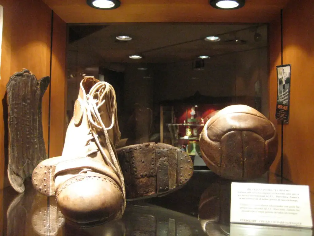 Botas, espinillera y balón de cuero del portero Ricardo Zamora expuestos en una vitrina