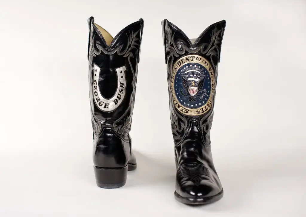 Botas vaqueras de Tony Lama regaladas al presidente George H. W. Bush, con su tacón inclinado heredero de la bota de montar