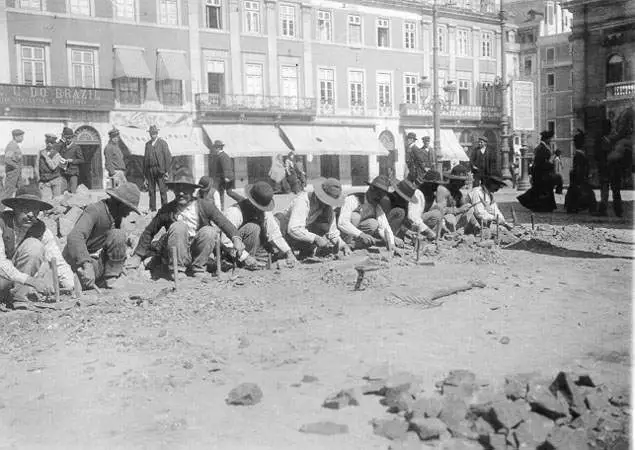 Calceteros colocando el empedrado en Lisboa en 1907, fotografiados por Joshua Benoliel