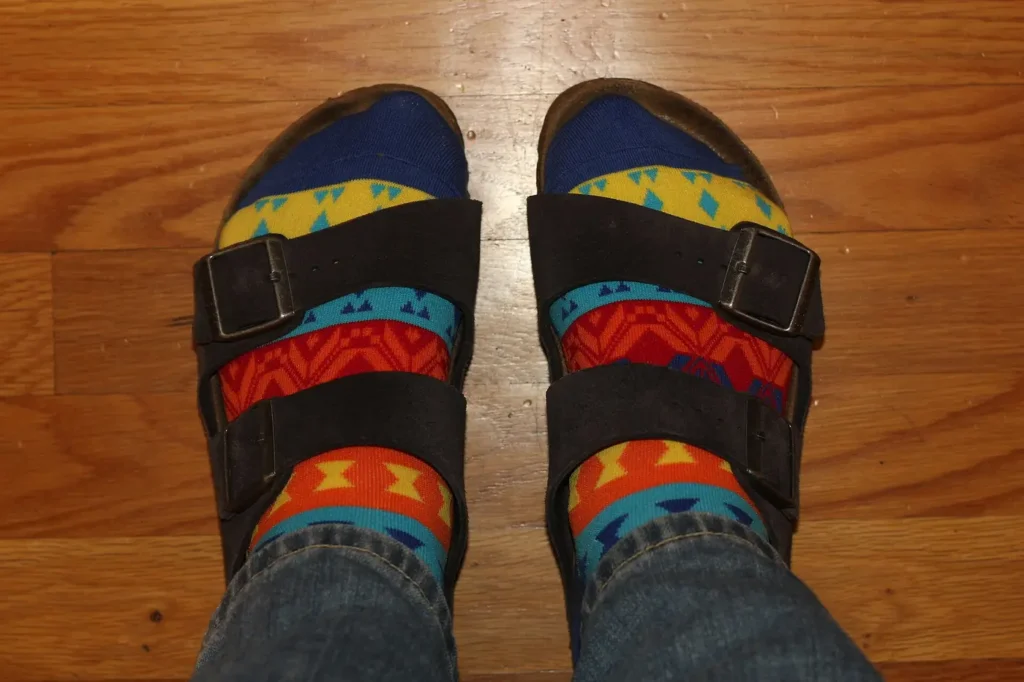 Calcetines de colores con sandalias Birkenstock