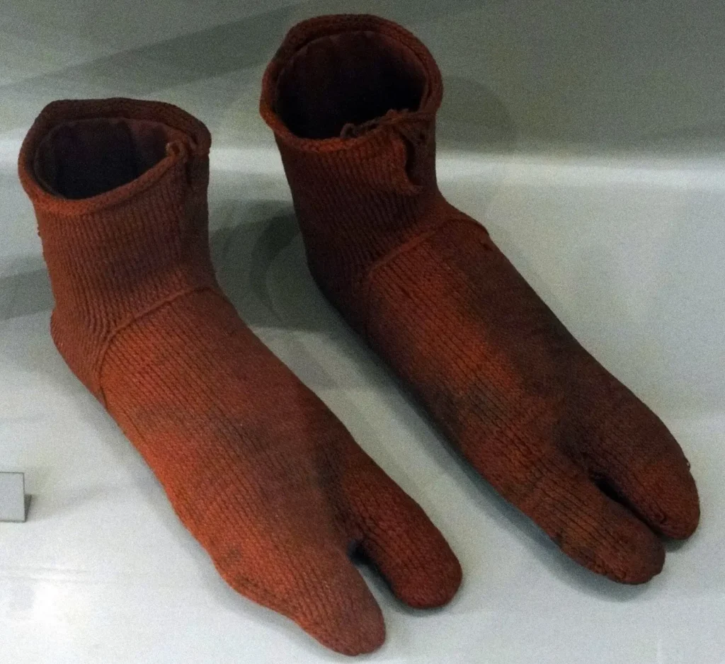 Calcetines egipcios de lana roja con el dedo gordo separado, de los siglos III al V, en el Victoria and Albert Museum