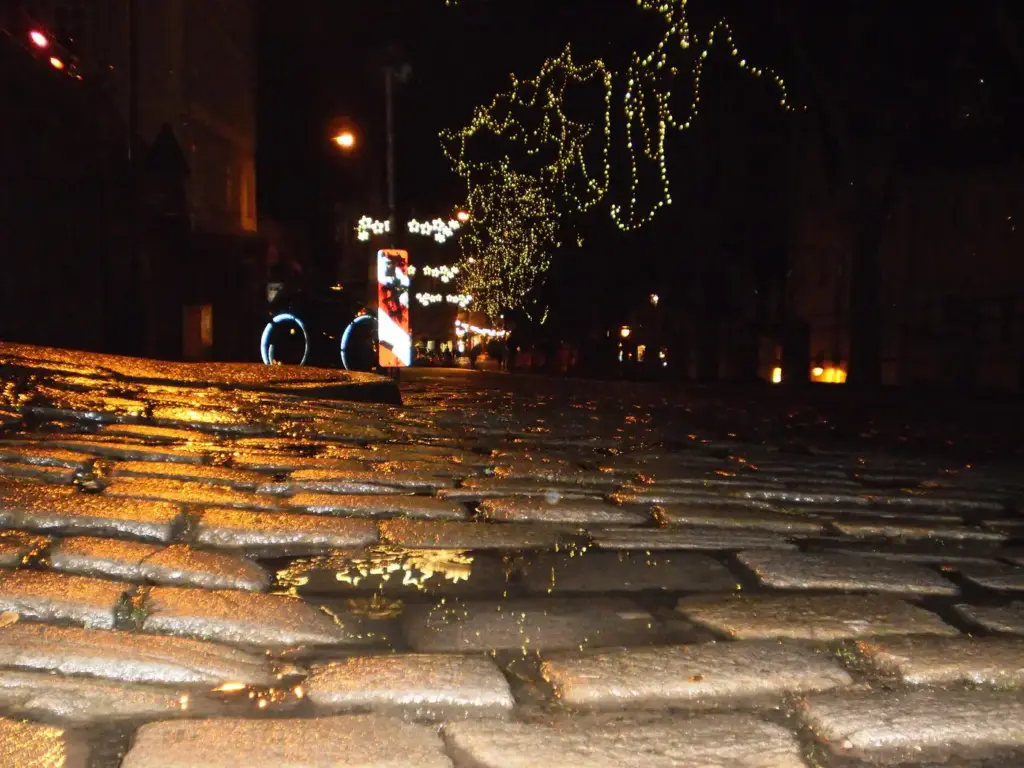 Calle adoquinada mojada tras la lluvia en Marburgo (Alemania)