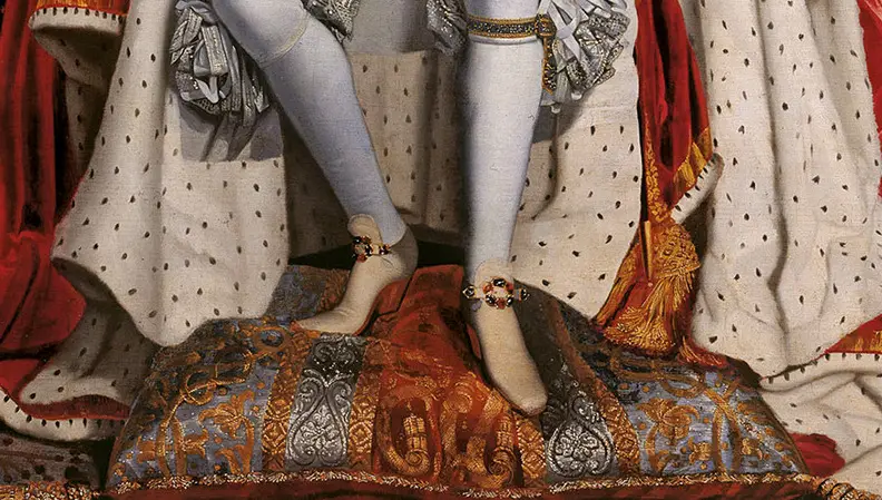 Detalle del retrato de coronación de Carlos II de Inglaterra, de John Michael Wright, con sus zapatos de tacón