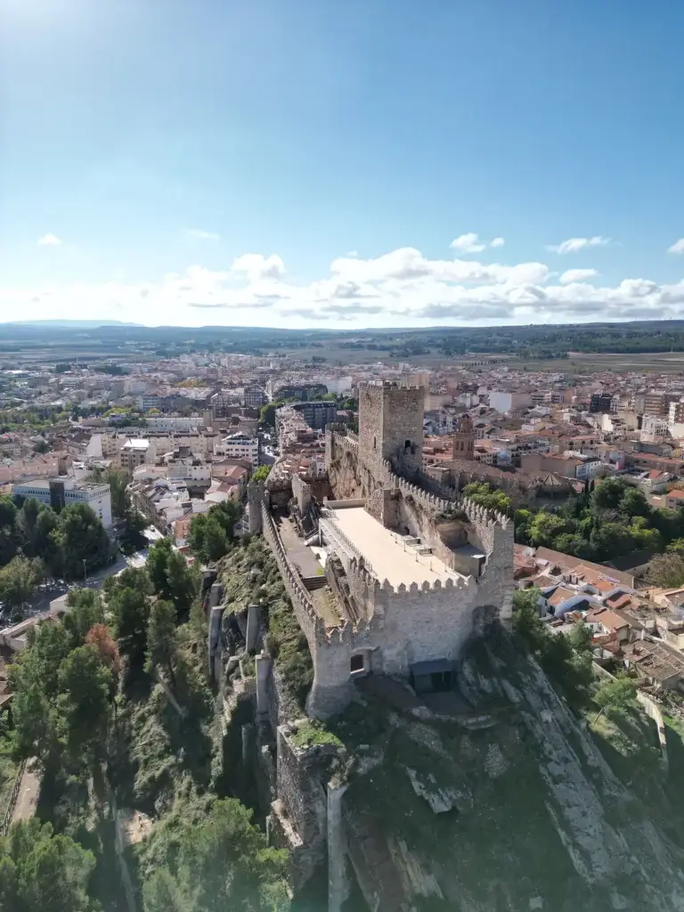 Castillo de Almansa sobre su cerro, en la ciudad de Albacete con una larga tradición zapatera