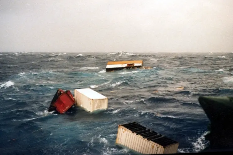 Contenedores caídos de un barco flotando entre las olas durante un temporal