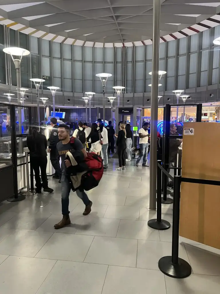 Control de seguridad de la TSA en el aeropuerto de Austin, en Texas, con pasajeros en la cola