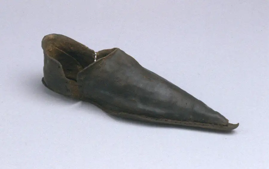 Poulaine de cuero de Inglaterra fechada entre 1300 y 1450, con la punta larga y estrecha, en el Museo Metropolitano de Arte de Nueva York