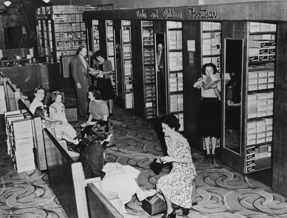 Clientas probándose zapatos en los almacenes Cribb & Foote de Ipswich (Australia), en abril de 1949