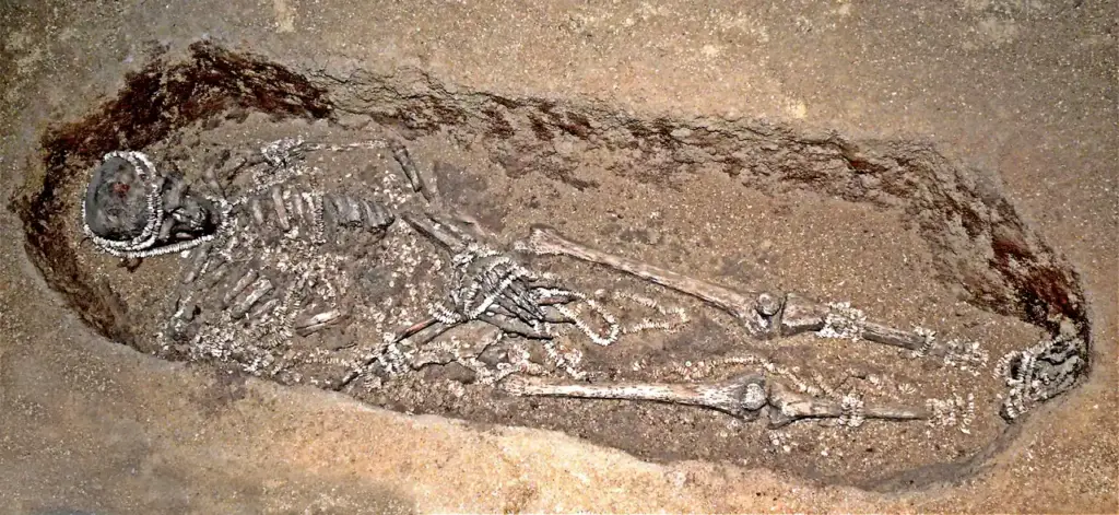 Reconstrucción de un enterramiento del Paleolítico superior en Sunghir (Rusia), con cuentas alrededor del cuerpo y de los pies