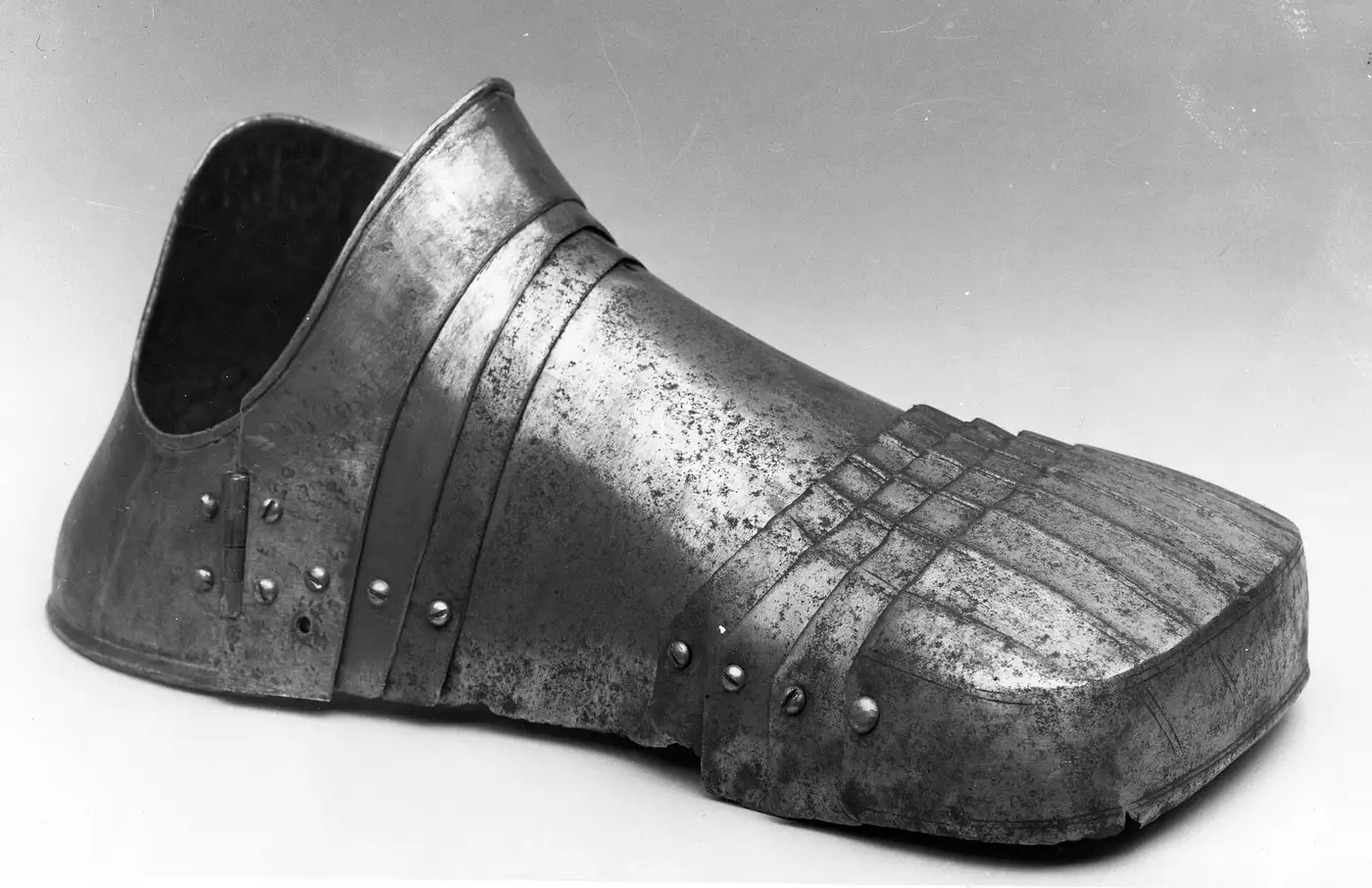 Escarpe de armadura alemán del siglo XVI, una puntera de acero con láminas articuladas