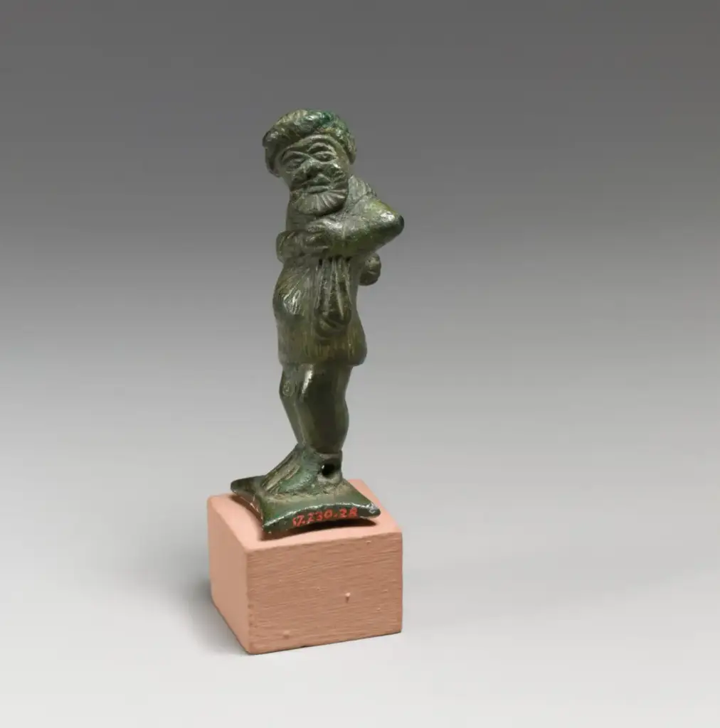 Estatuilla romana de bronce de un actor cómico, del tipo de intérprete que calzaba el soccus, conservada en el Museo Metropolitano de Arte de Nueva York