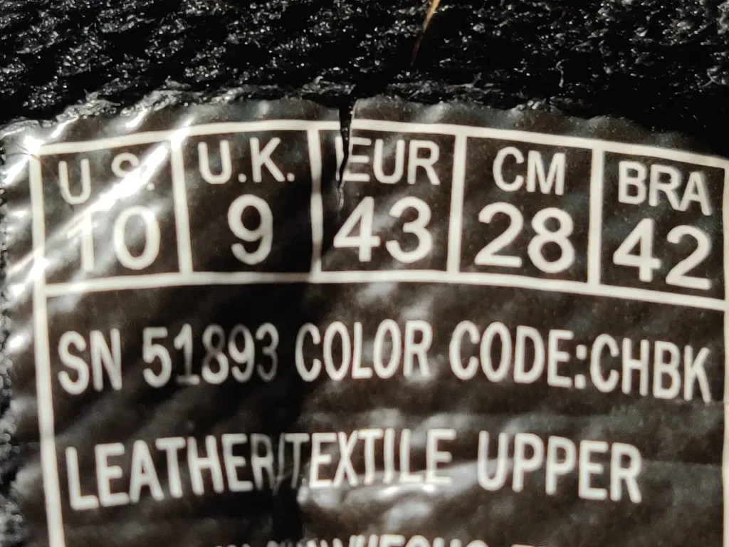 Etiqueta interior de un zapato con su talla en los sistemas estadounidense, británico, europeo, en centímetros y brasileño