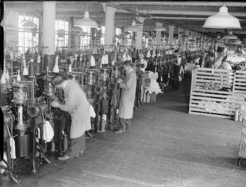 Fábrica de calcetines de Nottinghamshire en 1940 con filas de máquinas circulares