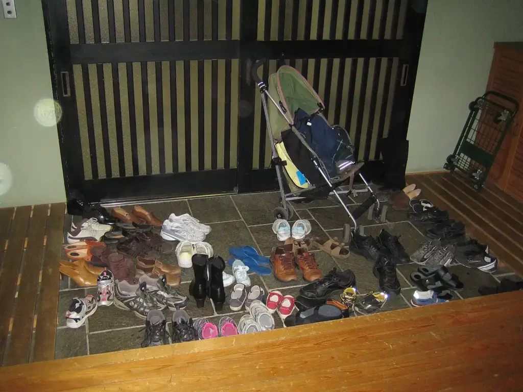 Recibidor de una casa japonesa con los zapatos dejados en la entrada