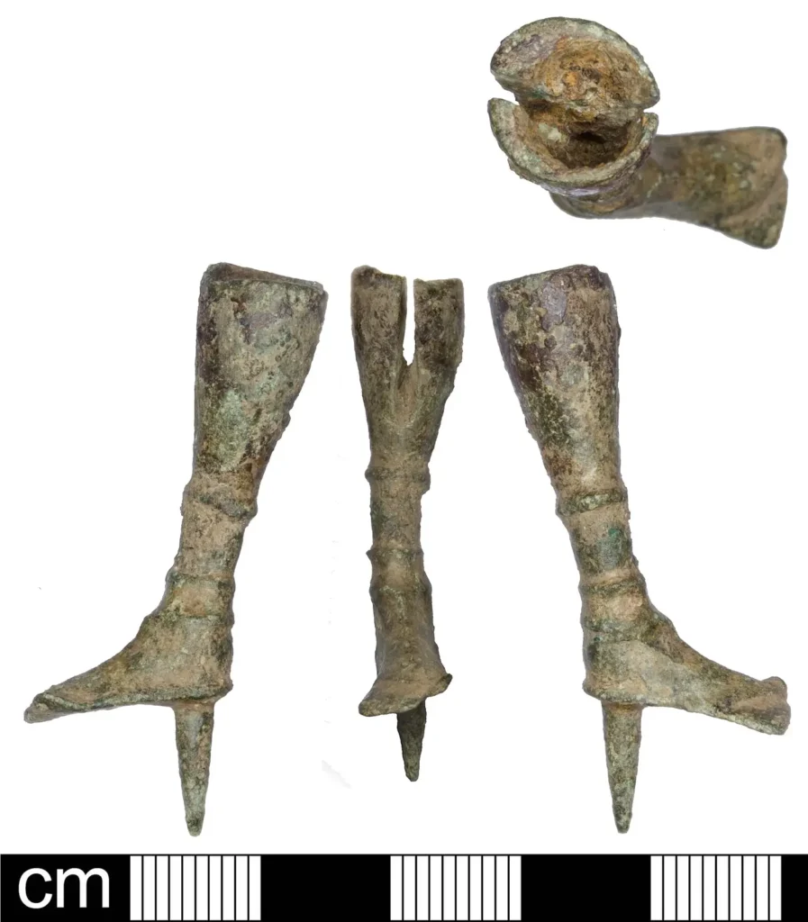 Mango romano de cuchillo o navaja de aleación de cobre con forma de pierna, con una sandalia abierta sobre un calcetín de lana (siglos III-V)