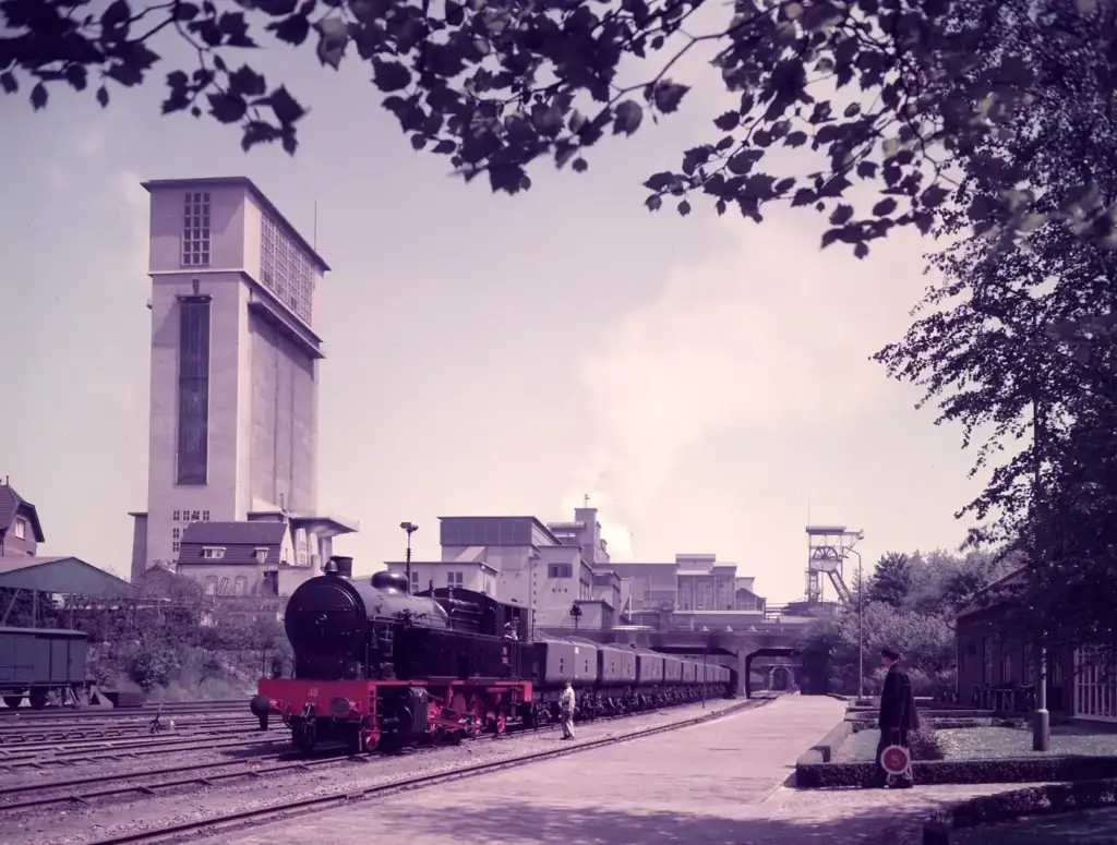 Mina estatal Emma en Hoensbroek, en el sur de Limburgo, con una locomotora de vapor y vagones de carbón en 1955