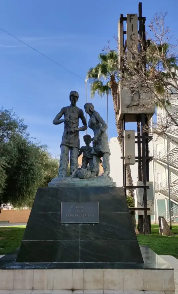 Monumento a la familia zapatera a la puerta del Museo del Calzado de Elda
