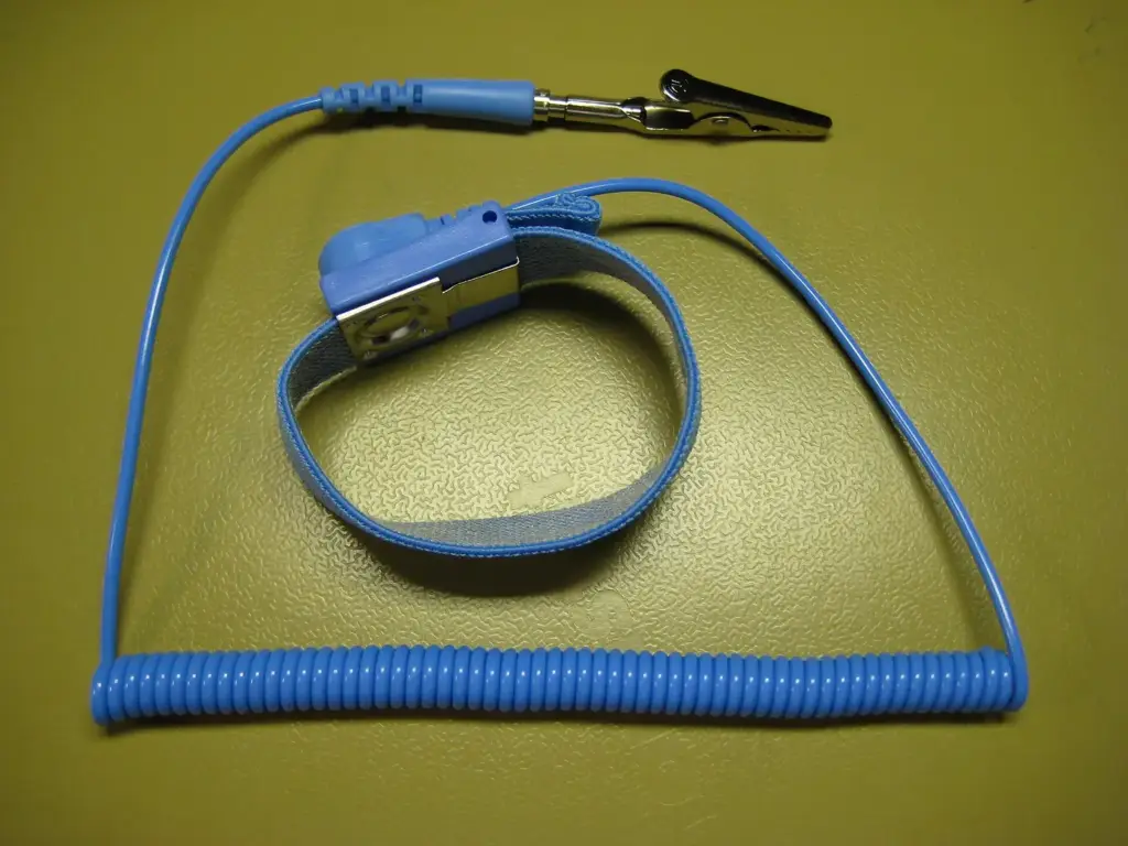 Muñequera antiestática con su cable en espiral y una pinza de cocodrilo para conectarla a tierra