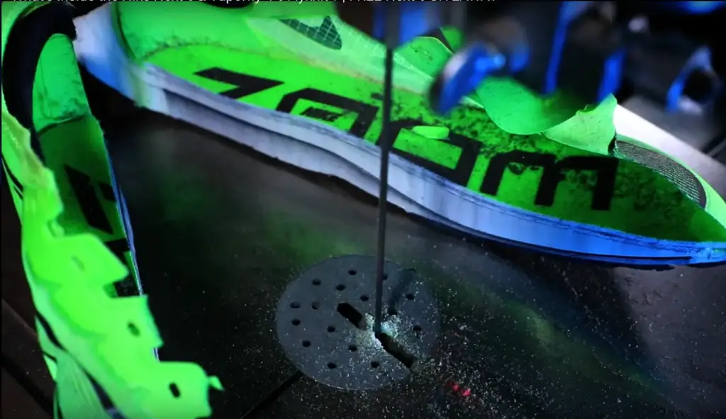 Nike Vaporfly cortada por la mitad, que deja ver las capas de espuma de la suela