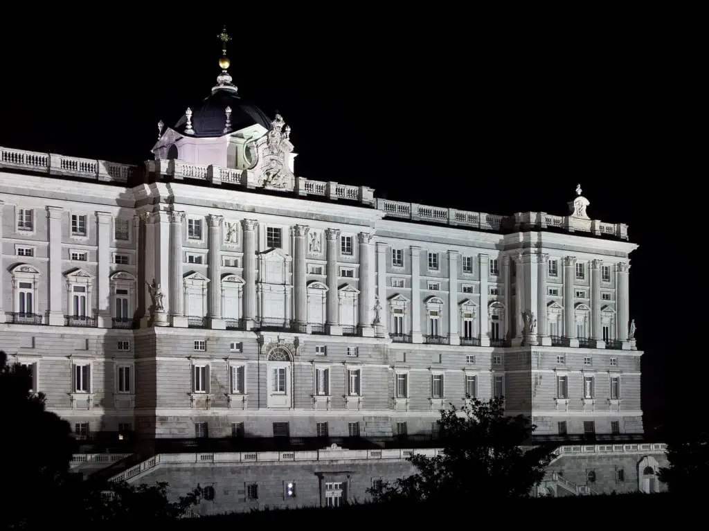 Fachada del Palacio Real de Madrid iluminada de noche