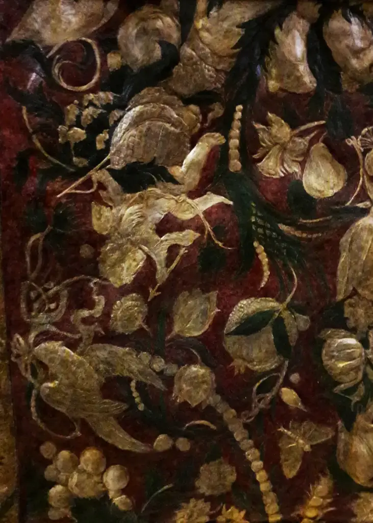 Panel decorativo de cuero dorado neerlandés de entre 1650 y 1670, del tipo conocido como cordobán, con motivos de frutas y flores