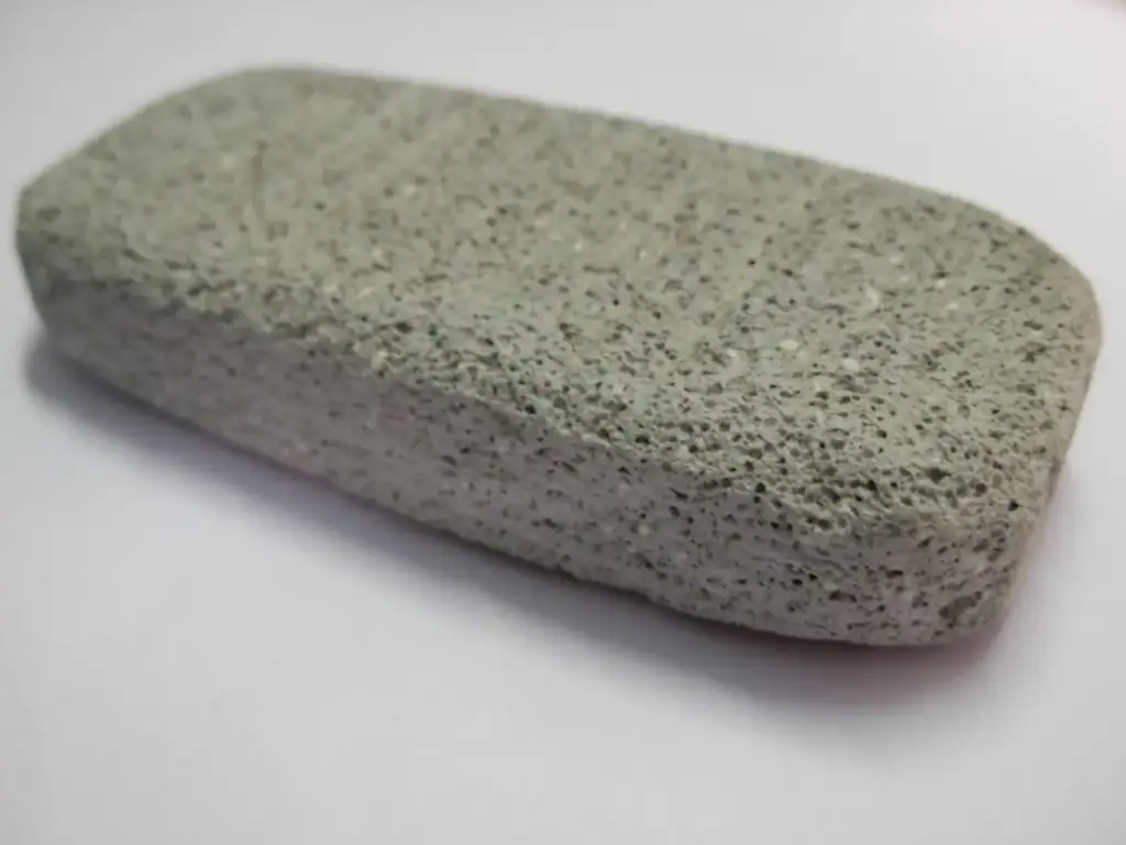 Piedra pómez de uso cotidiano vista de cerca, con su superficie llena de poros