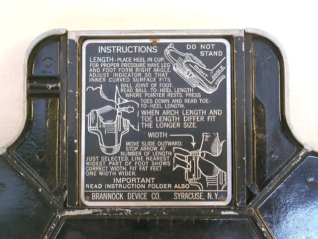 Placa de instrucciones de un medidor Brannock antiguo, fabricado en Syracuse (Nueva York)