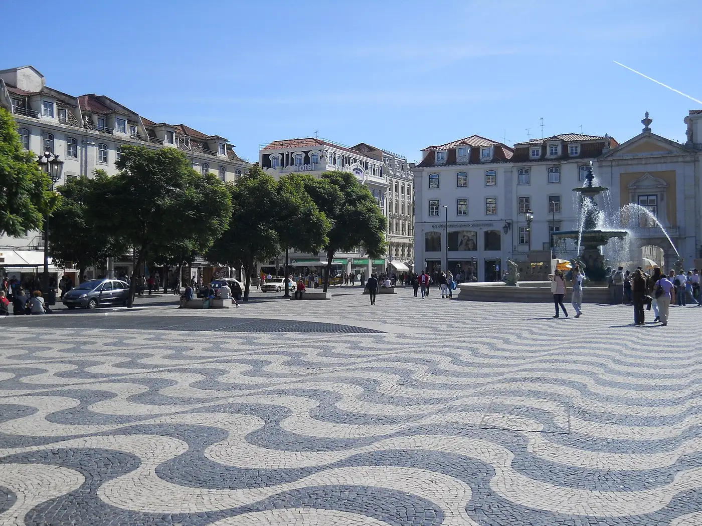 Empedrado de calzada portuguesa con dibujo de olas en la plaza del Rossio de Lisboa