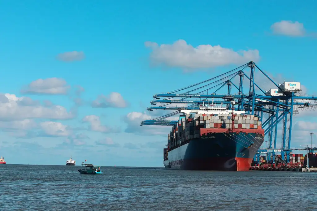 Buque portacontenedores en el puerto de Hai Phong, en Vietnam, uno de los grandes países exportadores de calzado