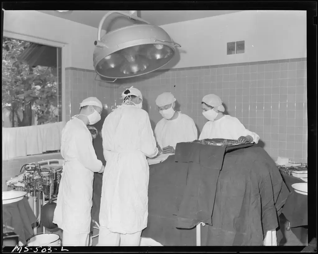 Operación en el hospital de la compañía Colorado Fuel & Iron, en Pueblo, Colorado, fotografiada por Russell Lee en 1946