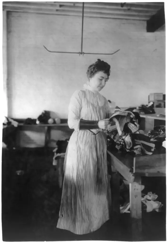 Mujer distribuyendo el trabajo entre secciones en una fábrica de calzado de Lynn (Massachusetts) en 1895