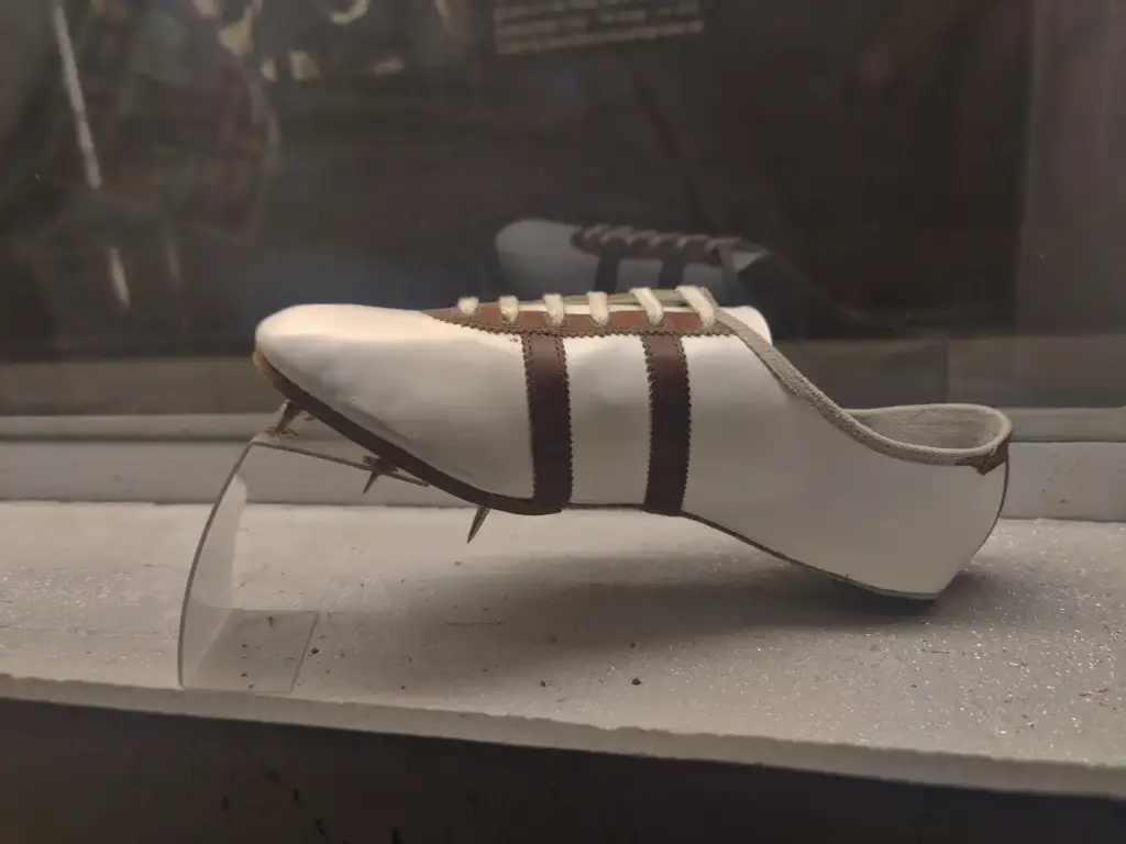 Réplica de las zapatillas de clavos con las que Jesse Owens ganó el salto de longitud de los Juegos de Berlín de 1936, expuesta en el Museo Alemán del Deporte y de los Juegos Olímpicos de Colonia
