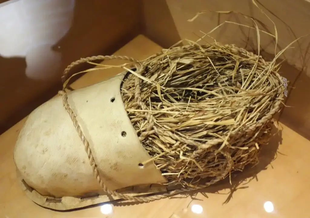 Réplica de un zapato de Ötzi con suela de piel de oso, parte superior de piel de ciervo y red interior de corteza de tilo, en el Bata Shoe Museum de Toronto