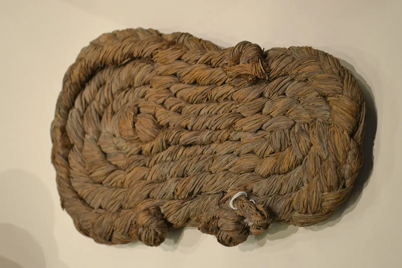 Suela de sandalia neolítica de esparto de la Cueva de los Murciélagos de Albuñol, en el Museo Arqueológico Nacional