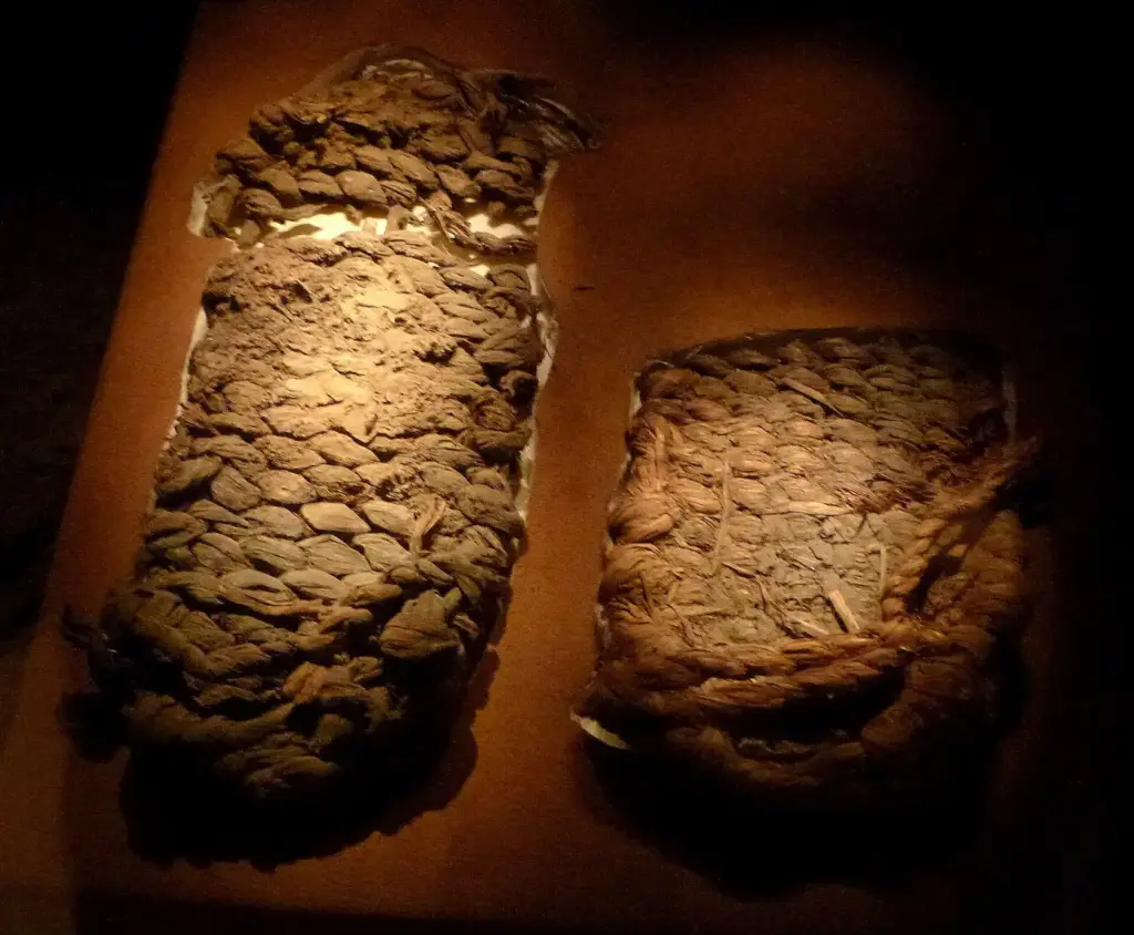 Sandalias de corteza de artemisa de la cueva de Fort Rock (Oregón), de hace unos 9.300 años, en el Museo de la Sociedad Histórica de Oregón