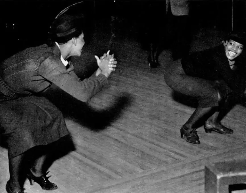 Dos mujeres bailan en el Savoy Ballroom de Harlem, en Nueva York, en una fotografía publicada por la revista Life en 1936