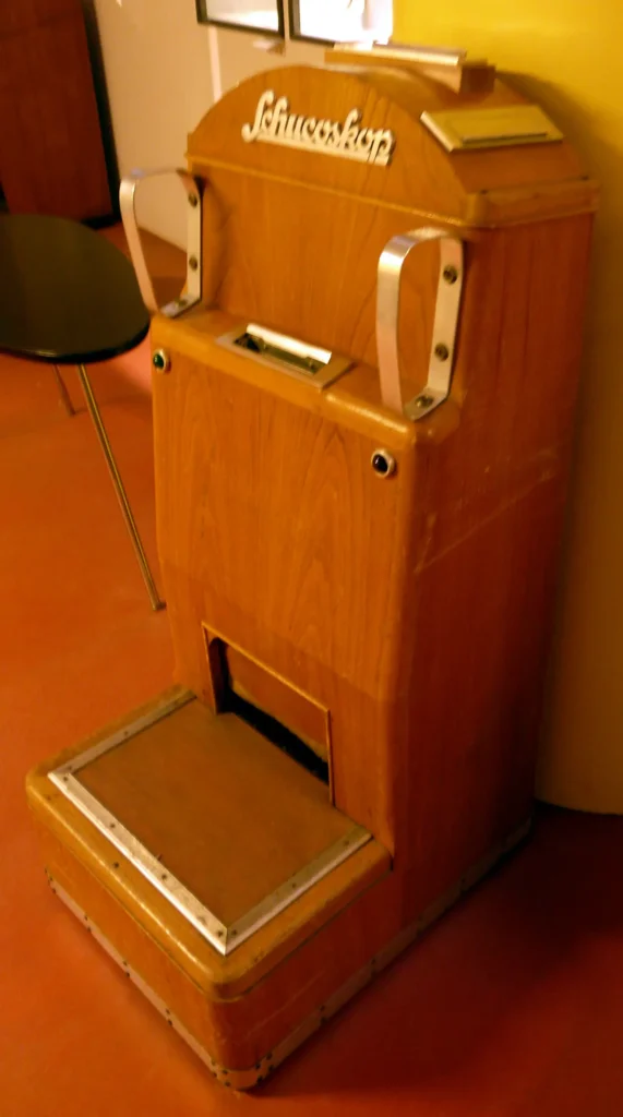 Schucoskop, máquina de rayos X que se usaba en las zapaterías alemanas de los años cincuenta y sesenta para ver el pie dentro del zapato