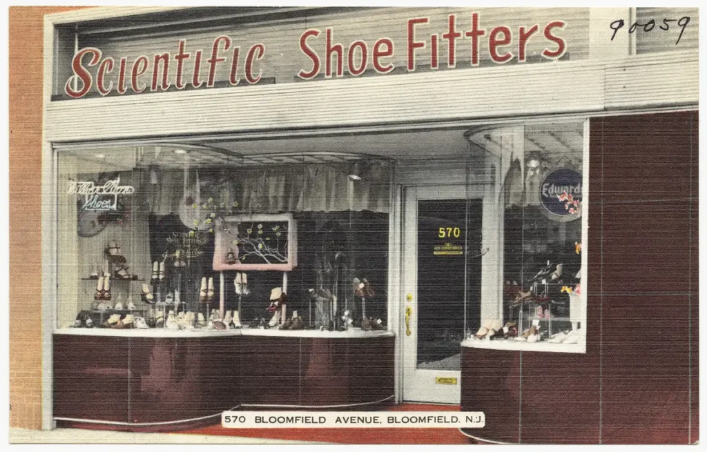 Postal de los años treinta o cuarenta de la zapatería Scientific Shoe Fitters, en Bloomfield (Nueva Jersey)
