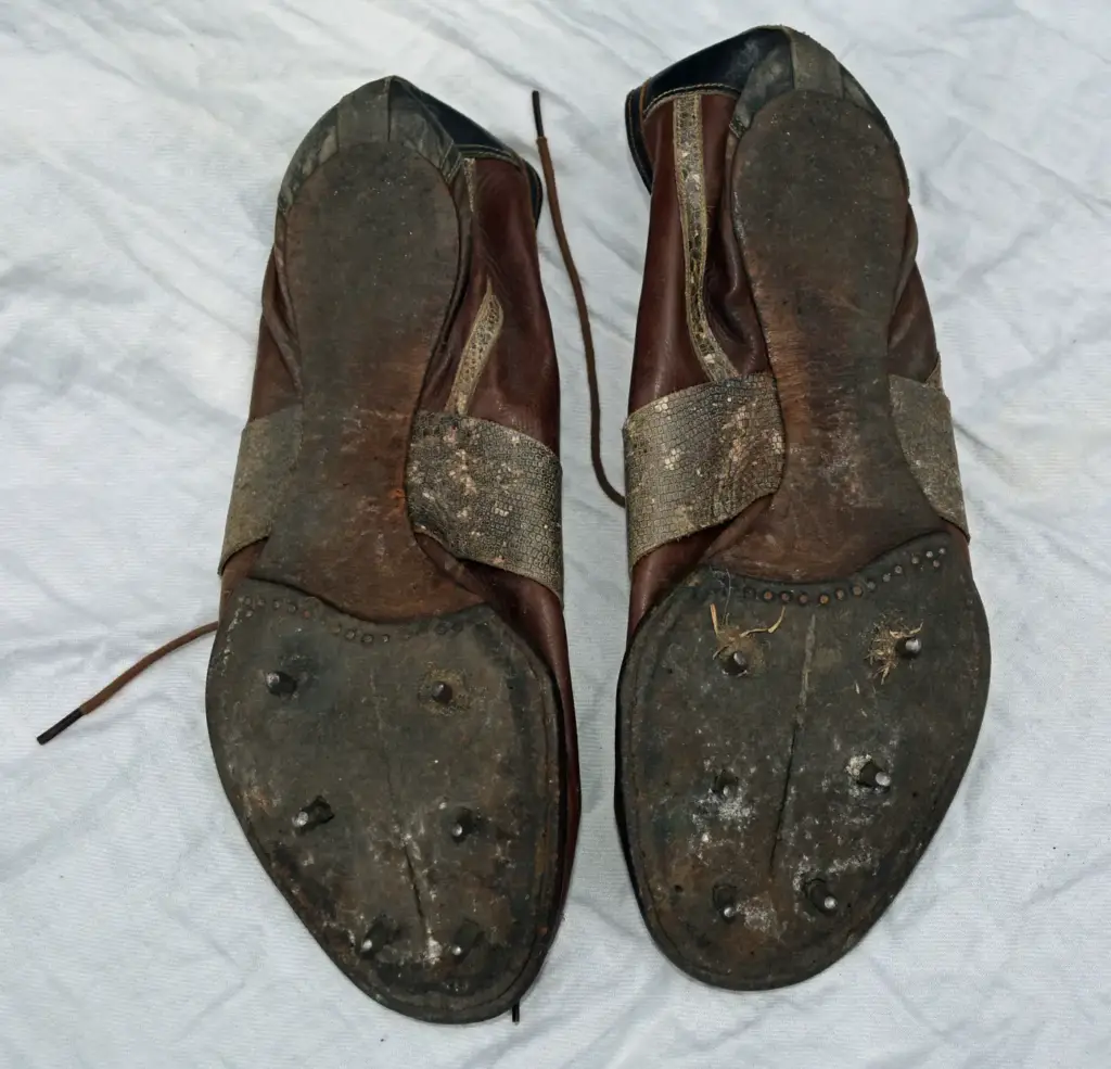 Suelas de unas zapatillas de clavos antiguas de cuero, con los clavos bajo la parte delantera del pie y el enfranque estrecho