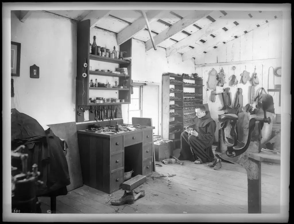 Taller de calzado de la misión de Santa Bárbara, en California, hacia 1898-1900, con un fraile franciscano haciendo un zapato a mano