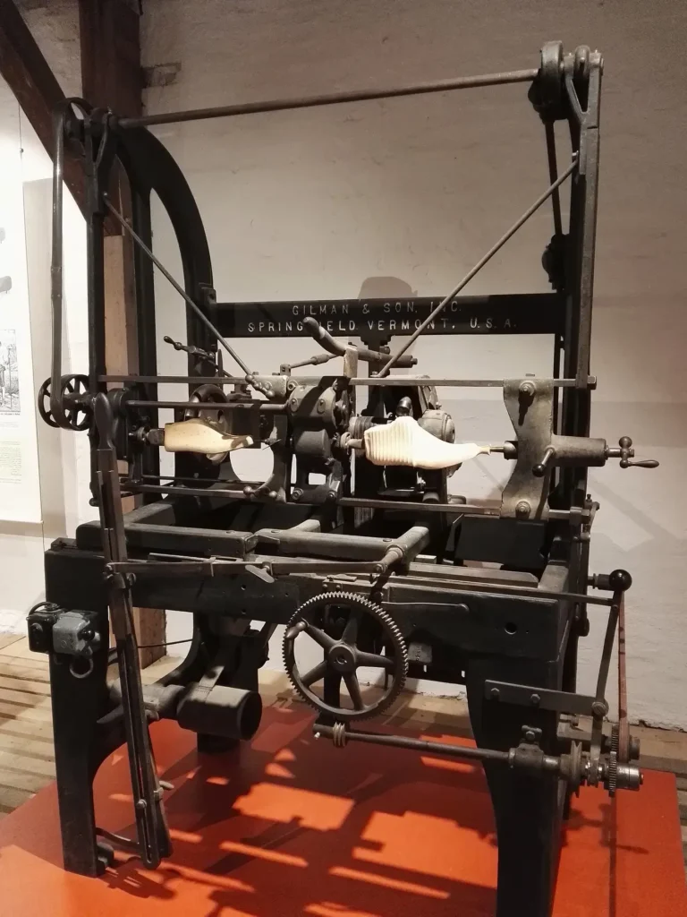 Torno copiador de Gilman & Son (Springfield, Vermont) que fabricaba dos hormas a la vez, expuesto en la fábrica Fagus