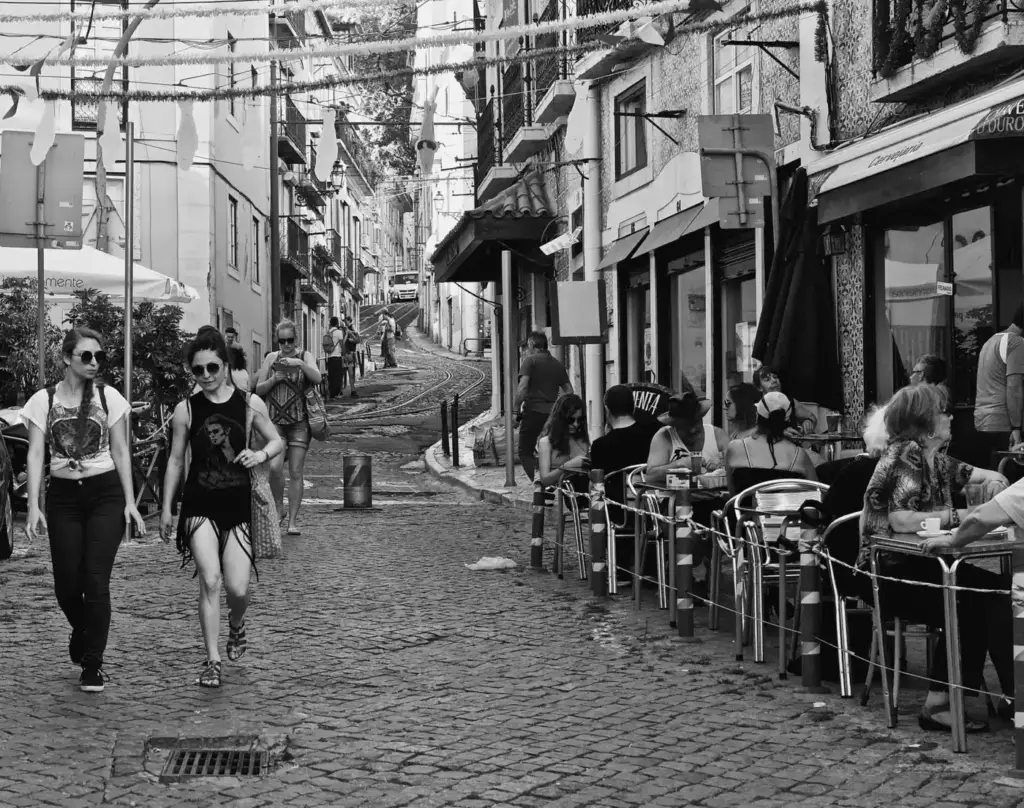 Turistas caminando por una calle empedrada del barrio de Alfama, en Lisboa
