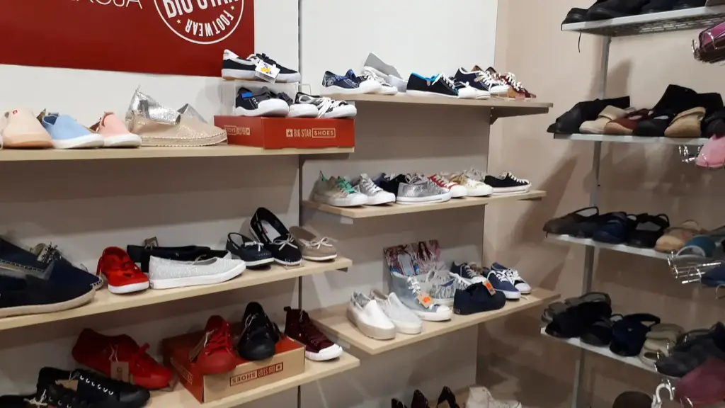 Estanterías de una zapatería en Białystok (Polonia)