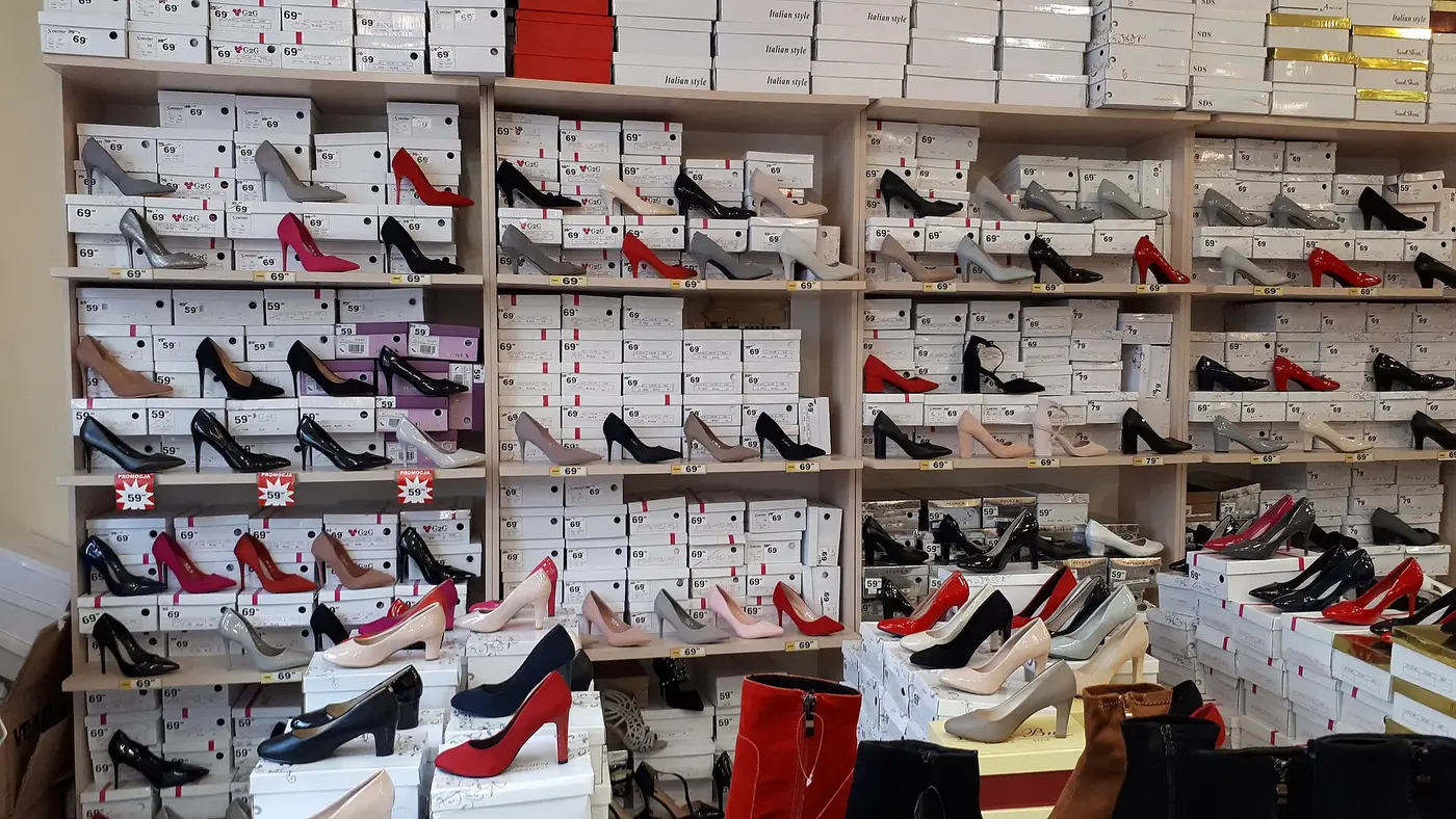 Estanterías llenas de zapatos de mujer en una zapatería de Łódź (Polonia)