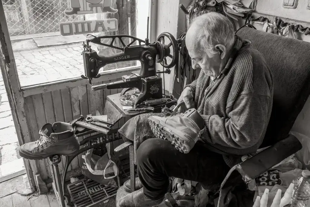 Zapatero reparando calzado en su viejo taller del bazar de Bitola, en Macedonia del Norte, en 2025